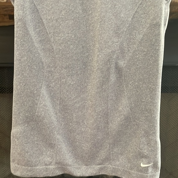 Nike sleeveless gray workout top. Size Medium - Picture 3 of 9